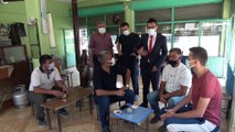 VAN - Sağlık ekipleri kahvehaneleri dolaşarak ikna ettikleri vatandaşlara Kovid-19 aşısı yapıyor