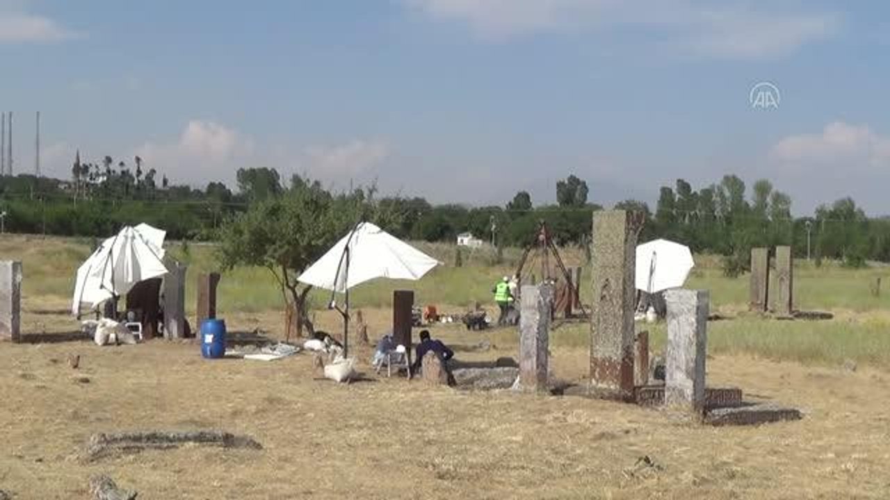 Son dakika: Selçuklu Meydan Mezarlığı'nda kemer işlemeli mezar taşı tespit edildi