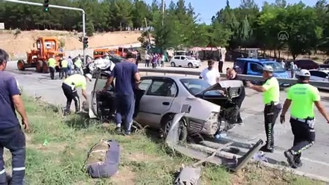 UŞAK - 8 aracın karıştığı zincirleme trafik kazasında 8 kişi yaralandı