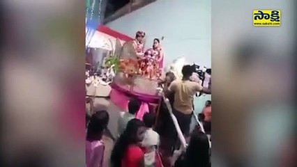 పెళ్లి కొడుకును చెప్పుతో కొట్టిన తల్లి.. వైరల్‌ వీడియో..