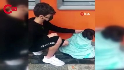 Yağmurdan ıslanan yavru köpeği görünce üzerine battaniye örttü