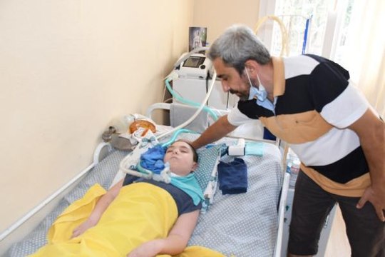 KANALA DÜŞEN DENİZ, SOLUNUM CİHAZINA BAĞLI YAŞAM SAVAŞI VERİYOR