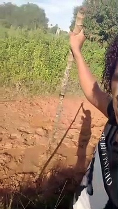 Gros fail : Traverser un chemin boueux à l'aide d'un bâton