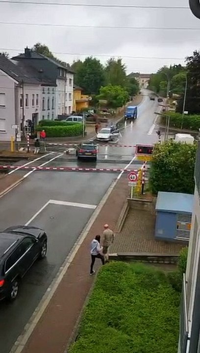 Un train détruit une voiture bloquée sur un passage à niveau (Luxembourg)