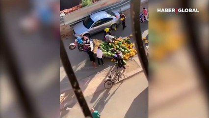 Tablası devrilen seyyar satıcıya yoldan geçenler böyle yardım ettiler