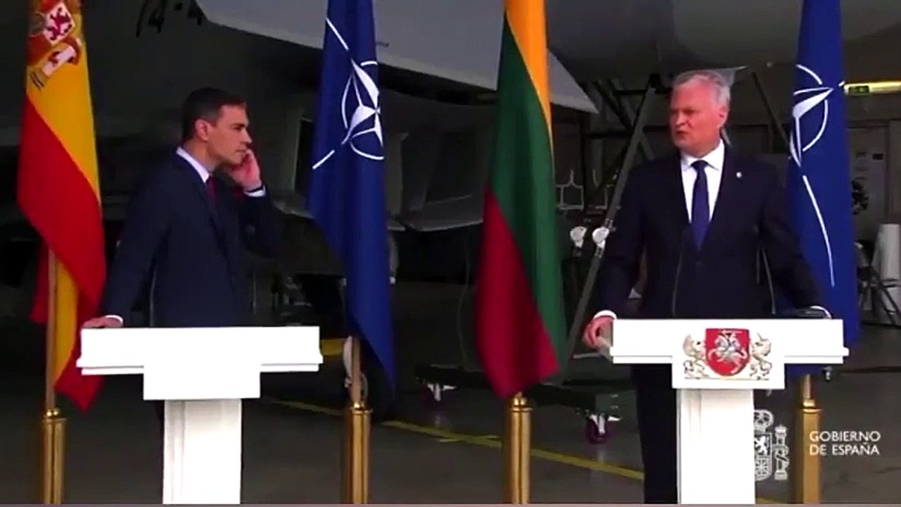 El vídeo del momento en el que Pedro Sánchez sale por patas por una amenaza aérea en Lituania