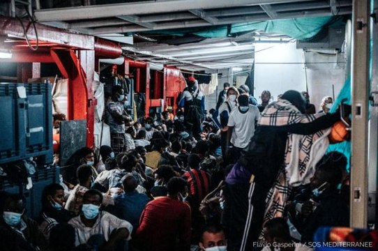 Akdeniz'de 572 göçmeni kurtaran gemi bir haftadır liman bekliyor: Gıda stoğu bitmek üzere