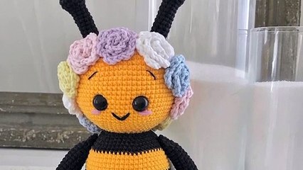 Flora The Bee Free Amigurumi Pattern