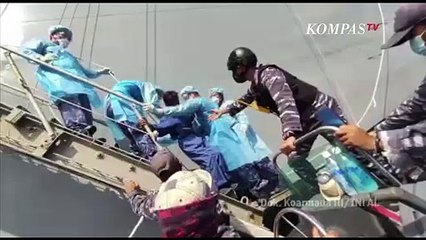KRI Tatihu-853 Evakuasi ABK yang Ditolong Kapal Latih AL Jepang