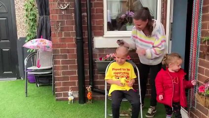 Télécharger la video: Seven year old Harry braves the shave for Yorkshire Air Ambulance and raises over £580