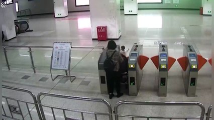 Sauvetage d'un enfant seul en haut d'un escalator (Chine)