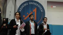 Görme engelli hukuk öğrencisi, diplomasını Haluk Levent ve Özlenen Özkan'ın elinden aldı