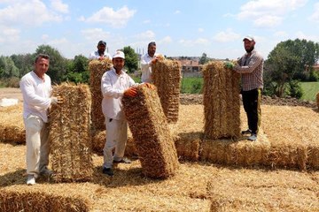 MÜDÜR VE VELİLER, OKUL VE ÖĞRENCİLERİN İHTİYAÇLARI İÇİN SAMAN BALYASI TAŞIDI