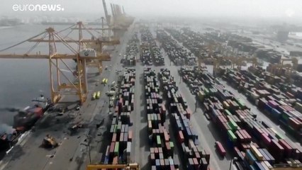 شاهد: تصاعد الدخان إثر حريق تسبب به انفجار في سفينة حاويات بميناء دبي