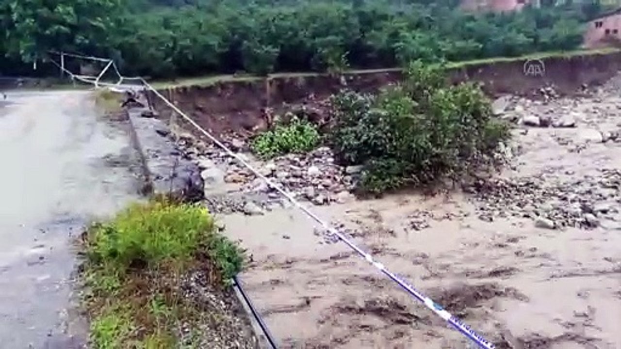 SAKARYA -  Sağanak nedeniyle dere taştı, tarım arazilerini ve yolları su bastı