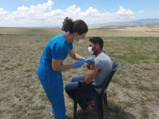 Mevsimlik tarım işçilerinin Covid-19 aşıları tarlada yapıldı