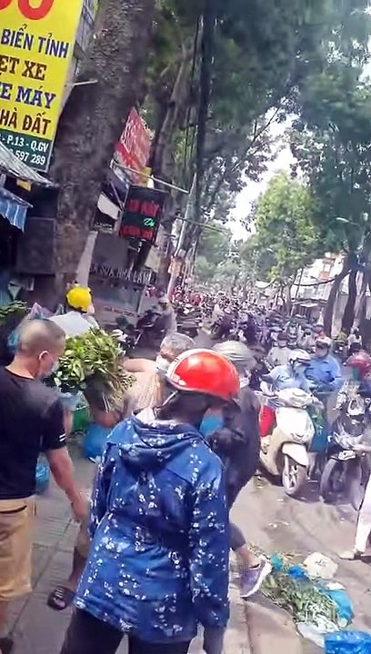 Xôn xao đoạn clip bán rau lề đường ở Gò Vấp 100k 2 bó