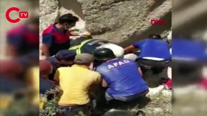 ABD'li turist, fotoğraf çekerken düştüğü kayalıklar arasında sıkıştı