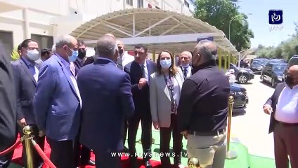 مواطن يستوقف الخصاونة ليشكو إليه أحد وزرائه