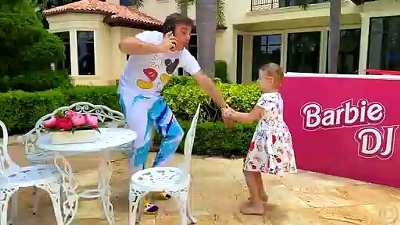 Настя устроила для папы салон красоты