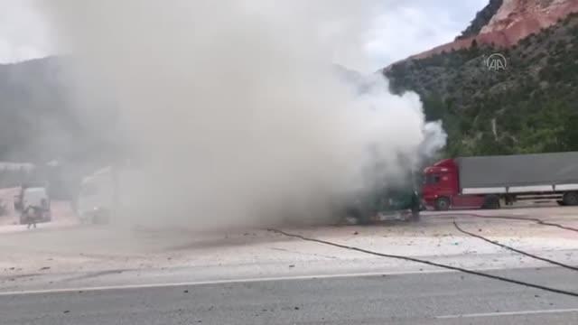 Seyir halindeyken alev alan tekstil ve kozmetik malzemesi yüklü tır yandı