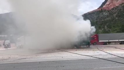 Seyir halindeyken alev alan tekstil ve kozmetik malzemesi yüklü tır yandı