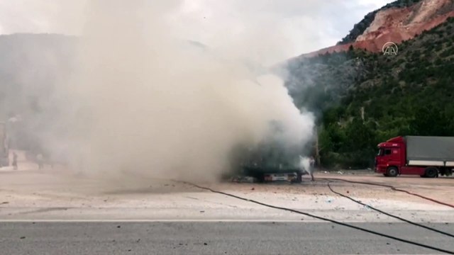 ÇORUM - Seyir halindeyken alev alan tekstil ve kozmetik malzemesi yüklü tır yandı