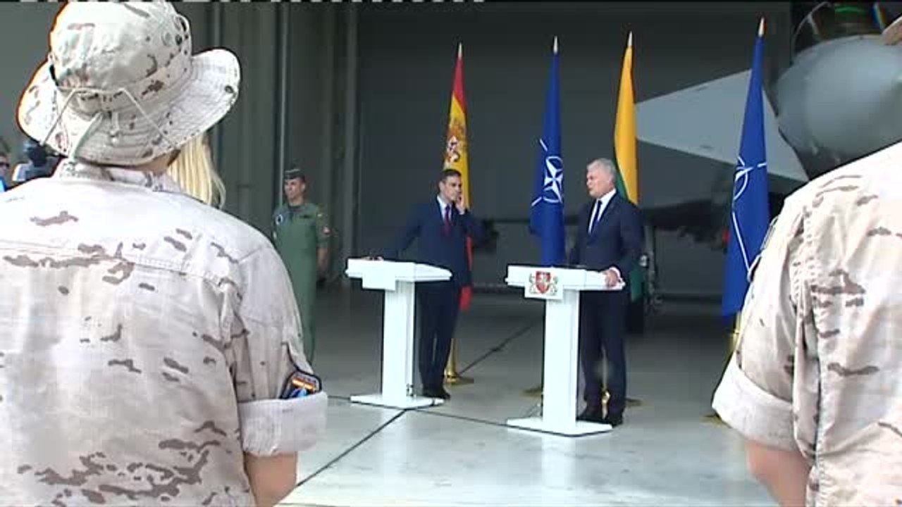 Una alerta por un avión militar ruso interrumpe la declaración de Sánchez en Lituania