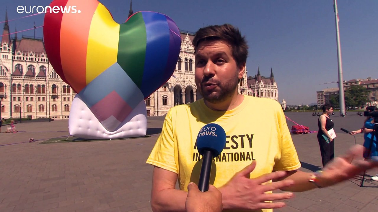 Regenbogen-Herz gegen 'Anti-Pädophilie-Gesetz'
