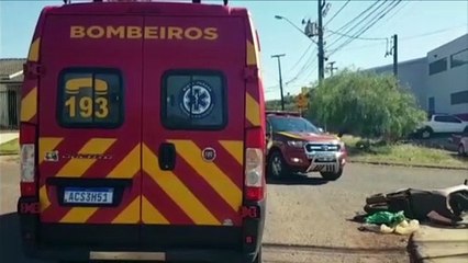 Forte colisão entre carro e motocicleta deixa uma pessoa ferida, no Bairro Santa Cruz