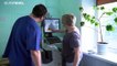 L'uomo dalle "mani elettroniche" lavora a Novosibirsk: con cinque chip, la vita è più semplice