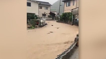 下载视频: Evacuations ordered as floodwaters rage