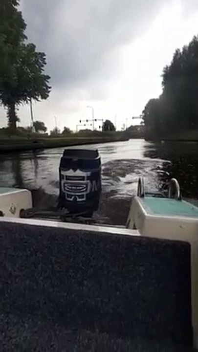 Ils naviguent à toute vitesse sur une rivière et ça tourne mal !