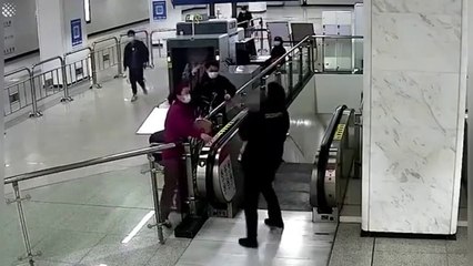 Sauvetage d'un bébé sur un escalator... De justesse