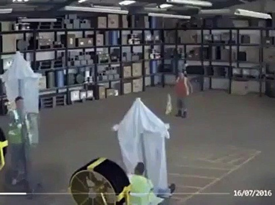 Deux employés s'amusent dans un hangar et font une très grosse bêtise