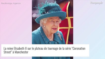 Elizabeth II fringante en turquoise : elle débarque sur le plateau d'une célèbre série !