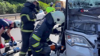 TEM'de şehirlerarası yolcu otobüsü tıra çarptı: 4 yaralı