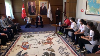 Şanlıurfa Valisinden hentbolcu kızlara destek