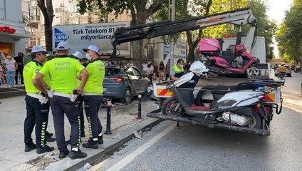 BAĞDAT CADDESİ'NDE AŞIRI HIZ YAPILAN OTOMOBİL ÖNCE KADINA ARDINDAN AĞACA ÇARPTI