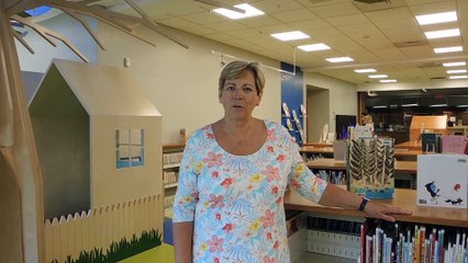 La directrice Suzanne Payette explique les différentes activités possibles pour les jeunes dans le nouvel espace