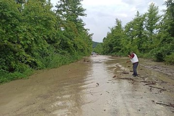 BARTIN'DA TAŞAN DERE YOLU KAPATTI