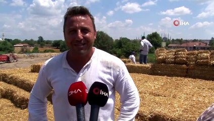 Öğrencilerin ihtiyaçları için saman balyalarını taşıdılar