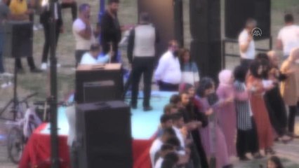 Son dakika haber! ESKİŞEHİR - Maske ve mesafe kurallarını hiçe sayıp "halay çeken" onlarca kişiye polisten uyarı