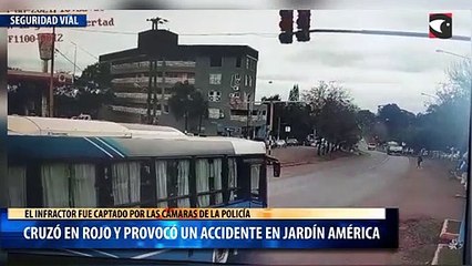 Cruzó en rojo y provocó un accidente en Jardín América
