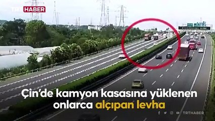 Download Video: Çin'de kamyon kasasındaki alçıpan levhalar otoyolu birbirine kattı