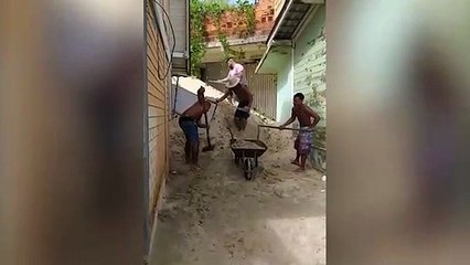 Moradora dos Ingleses mostra a situação de casa invadida por areia em Florianópolis