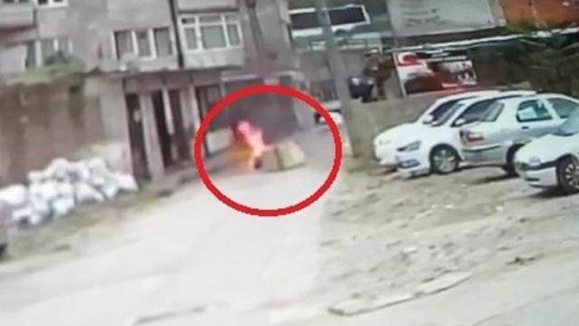 Üzerine benzin döküp kendini ateşe veren genç kurtarılamadı