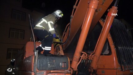 İş makinesinde çıkan yangın, itfaiye ekiplerince söndürüldü