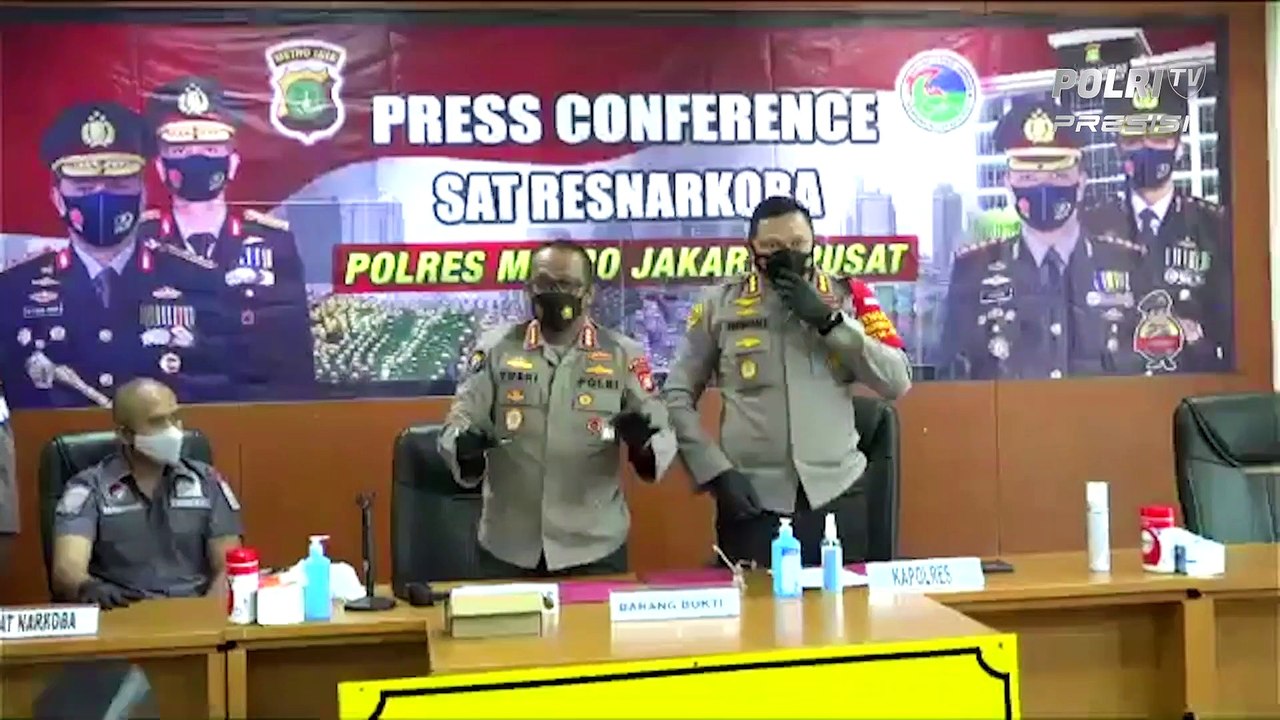 Penampakan Nia Ramadhani Jalani Pemeriksaan