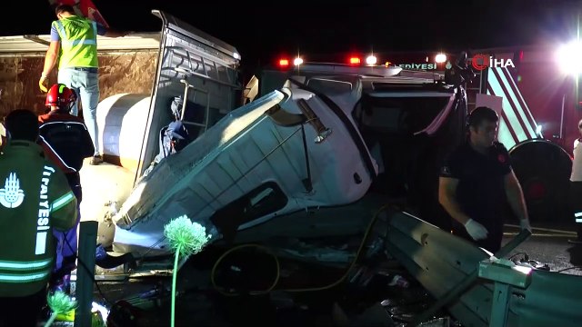 Kuzey Marmara Otoyolu’nda yem yüklü TIR devrildi: 2 ölü
